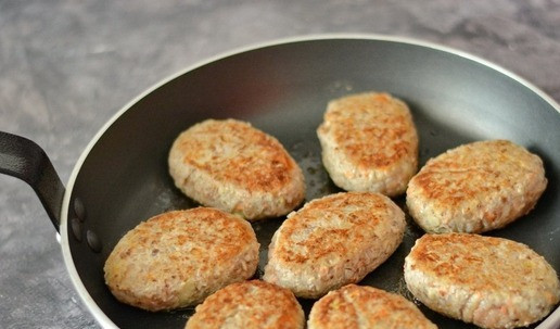 1. Этап. Гречаники в томатном соусе: Разоргейте в сковороде масло и обжарьте быстро гречаники на сильном огне с двух сторон.