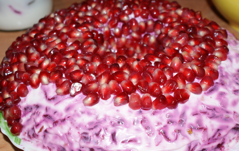 1. Этап. Салат Гранатовый браслет рецепт классический: Смазываем свеклу майонезом и украшаем верхушку салата гранатом.