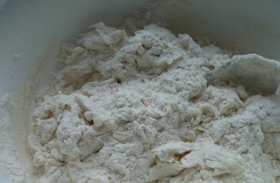 1. Этап. Тонкое бездрожжевое тесто: Перемешайте ингредиенты вилочкой. Делайте это аккуратно, чтобы тесто не взялось комками. При необходимости можно доливать воды или же добавлять муки.