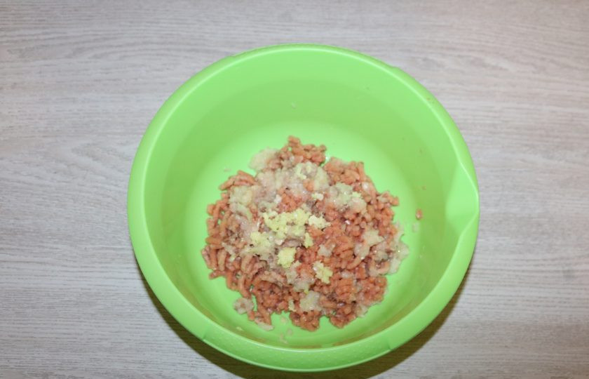 1. Этап. Фишболы: В рыбный фарш выдавите чеснок.