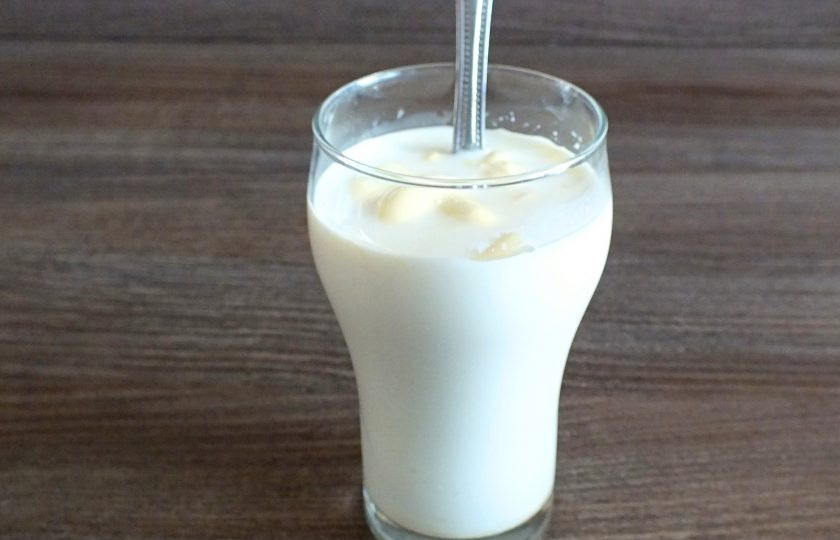 1. Этап. Шашлык из курицы с кинзой: Сливки смешайте с майонезом.