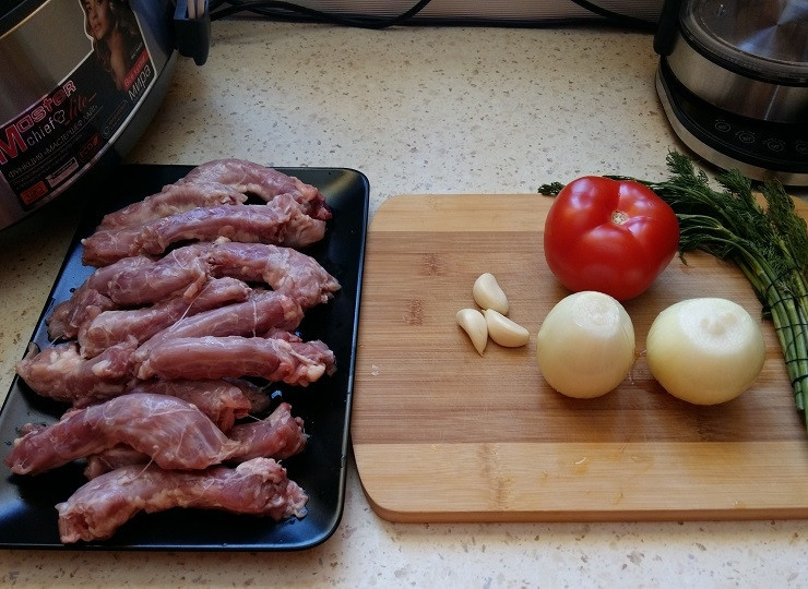 1. Этап. Шейки куриные: Все продукты нужно помыть и почистить.