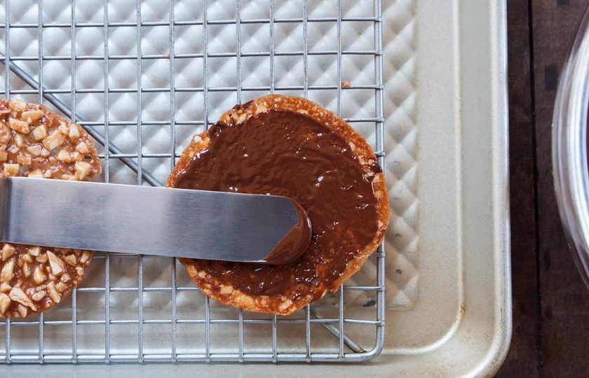 1. Этап. Миндально-шоколадное печенье: 9. В микроволновой печи или на водяной бане растопите шоколад, смажьте одно печенье шоколадом.