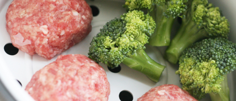 1. Этап. Котлеты на пару из телятины: Влейте в чашу мультиварки воду. Сверху ставим контейнер с котлетками. Можно готовить вместе с овощами, например, с брокколи. Готовим в режиме 