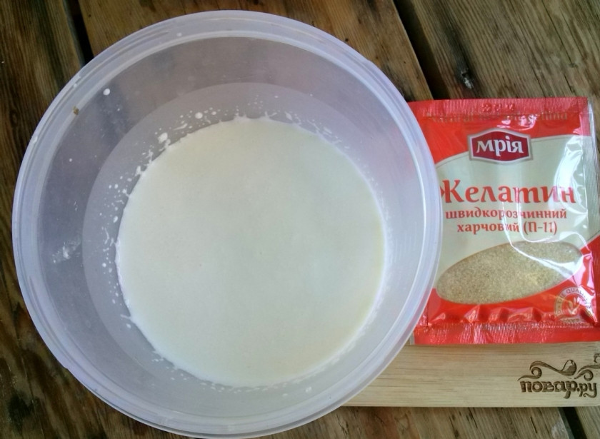 1. Этап. Зефир по Дюкану: Желатин замочите в холодном молоке на 10-15 минут для набухания.