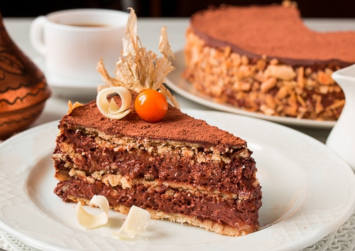 1. Этап. Торт Моцарт: 7. Начинайте формировать торт в разъемной форме: корж, половина мусса, корж, половина мусса, корж. Положите торт в холодильник не менее чем на 5 часов. Выньте охлажденный торт. Подправьте бока и посыпьте шоколадом или крошками вафли. Верх украсьте какао и далее на свое усмотрение.