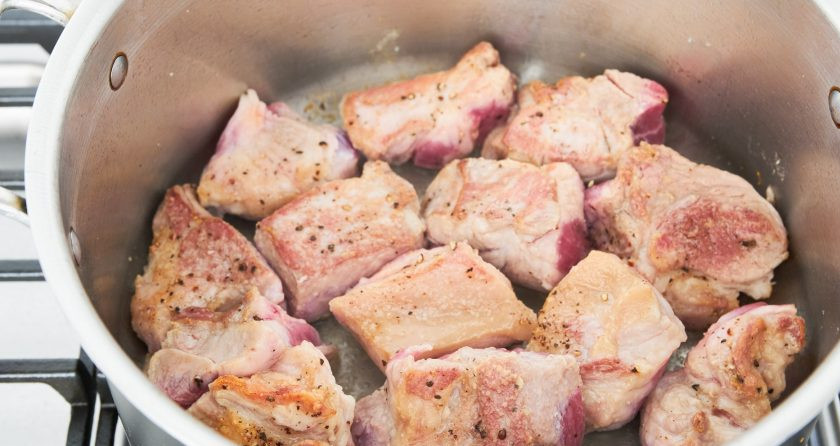 1. Этап. Свинина в зеленом соусе: 5. В кастрюлю налейте масло и разогрейте на среднем огне. Выложите кусочки свинины, чтобы они не касались друг друга. Если все мясо не помещается, то разделите на два раза. Поджарьте свинину с двух сторон до появления коричневой корочки.