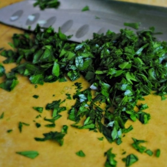 1. Этап. Чесночно-сырные гренки: Мелко рубим зелень (у меня петрушка).