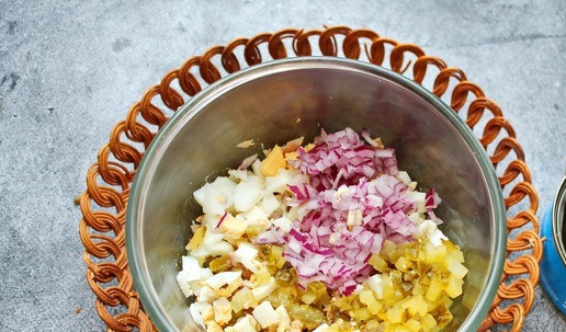 1. Этап. Тарталетки с тунцом и огурцом: Отварные яйца, соленый огурец и репчатый лук, я взяла красный, мелко порежьте. Положите их в миску с тунцом.