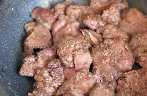 1. Этап. Закусочный мильфей из яблок с печенью: На чистую горячую сковороду наливаем растительное масло, кладём печень в муке, обжариваем сначала на сильном огне. Далее, когда печень изменит свой цвет, переворачиваем, готовим на среднем огне около 10 минут. Добавляем яблочный или апельсиновый сок, тушим до готовности 5 минут при закрытой крышке на среднем огне.