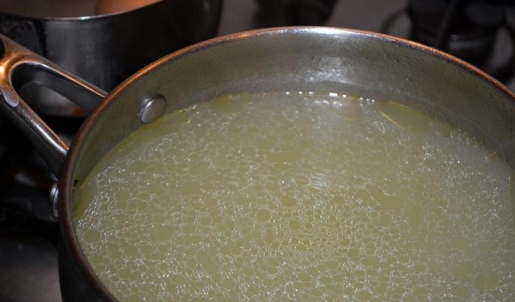 1. Этап. Суп на мясном бульоне: 2. Отдельно отвариваем макароны и яйца. Готовый бульон солим и вынимаем все овощи с мясом. Возвращаем его на плиту на маленький огонь.