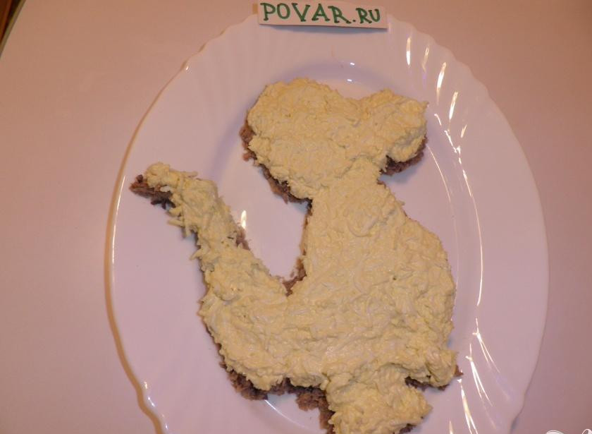 1. Этап. Салат Дракончик: Яйцо натереть на мелкой тёрке ,добавить 2 ст.л.майонез ,перемешать и выложить 2-ым слоем