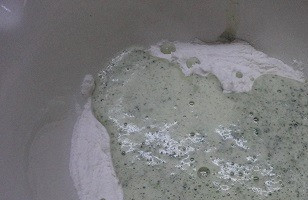 1. Этап. Зеленые равиоли с чесночным соусом: Соедините с большим количеством муки, замесите тесто. Муку добавляйте по необходимости, вымешивая тесто руками на столе.