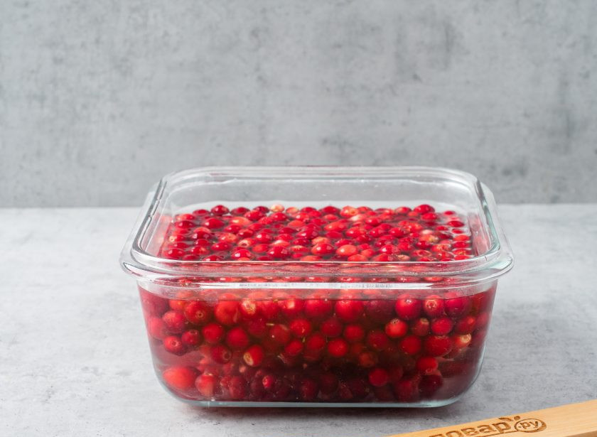 1. Этап. Брусника с сахаром на зиму: Ягоды тщательно помойте несколько раз в чистой воде.