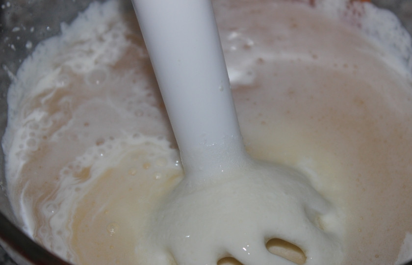 1. Этап. Творожный торт с бананом: Творог с помощью блендера смешайте с сахаром и сметаной, добавьте ванилин. Две трети желатина добавьте в творожную массу и размешайте хорошенько. Важно: желатин должен быть без комочков, поэтому его можно еще через ситечко протереть перед добавлением в творог.