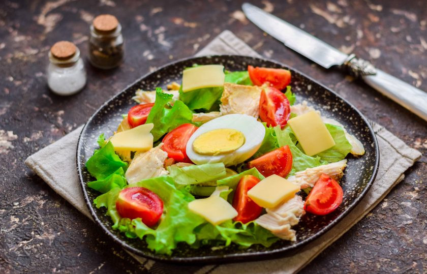 1. Этап. ПП Цезарь с курицей: Добавьте в салат половину вареного яйца и нарезанный пластинами сыр.