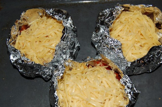 1. Этап. Свинина по-купечески: Посыпаем мясо тертым на крупной терке сыром и ставим в разогретую до 200 градусов духовку на 40 минут.