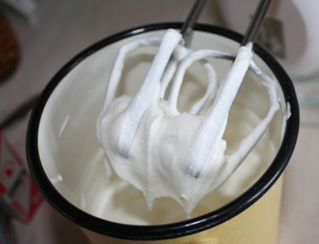 1. Этап. Медовый пирог с грецкими орехами: Отдельно взбейте сливки и сметану с оставшимся сахаром, затем смешайте их.