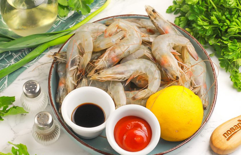 1. Этап. Жареные креветки с томатной пастой: Подготовьте указанные продукты. Креветки можно приобрести замороженные или свежие. Обращайте внимание на цвет морепродуктов: серые нужно готовить около 5-6 минут, а розовые — 3-4 минуты.