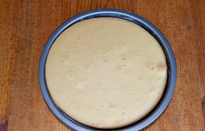 1. Этап. Торт Снежная королева: Готовый бисквит остудите сначала в форме, а после - на решетке.