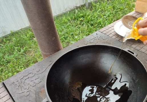 1. Этап. Хрустящие крылышки в остро-сладком соусе: Раскалить масло на сильном огне.