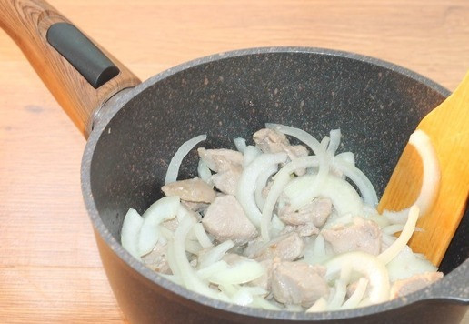 1. Этап. Поджарка с подливкой и лапшой: 6. Добавьте нарезанный лук. Перемешайте. Жарьте все вместе 5 минут.