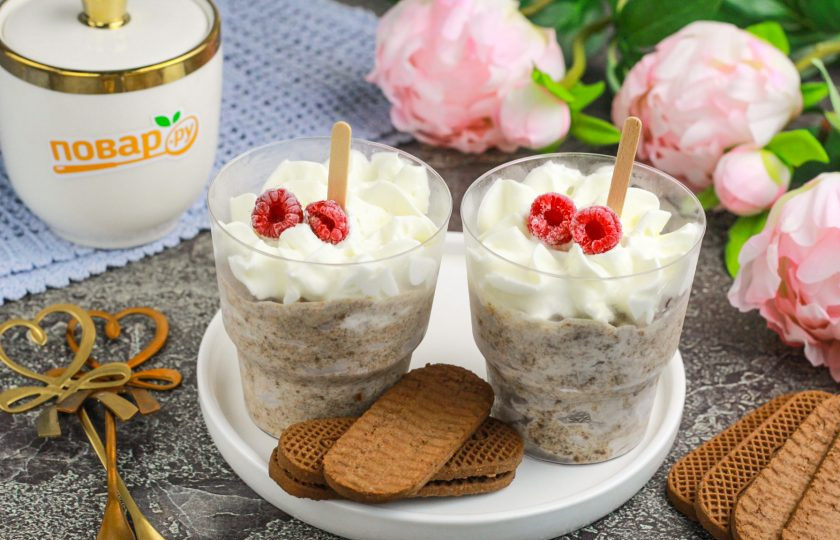 1. Этап. Мороженое с печеньем: Спустя указанное время десерт полностью застынет. Украсьте его при подаче взбитыми сливками, ягодами, печеньем и т.д. Приятного вам аппетита!