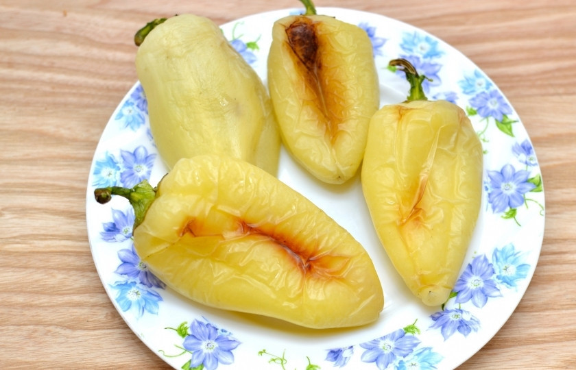 1. Этап. Салат с брынзой и овощами: Приготовьте болгарский перец. Можете его обжарить на гриле или на сковороде. Так же можете использовать консервированный перец. Очистите болгарский перец от семян и порежьте маленькими кубиками.