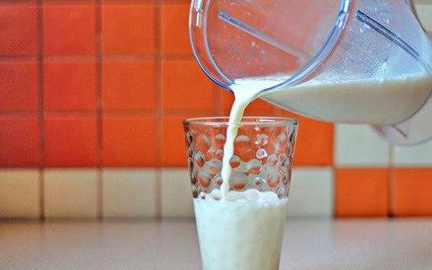 1. Этап. Легкий банановый коктейль: Коктейль разлить по стаканам.