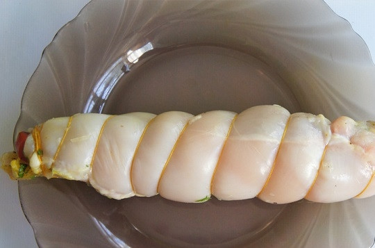 1. Этап. Куриный рулет с сыром и зеленью: 4. Плотно заверните рулетом. Перевяжите так, чтобы он хорошо держал форму. Разогрейте сковороду с небольшим количеством масла и обжарьте рулет на сильном огне со всех сторон до образования корочки.