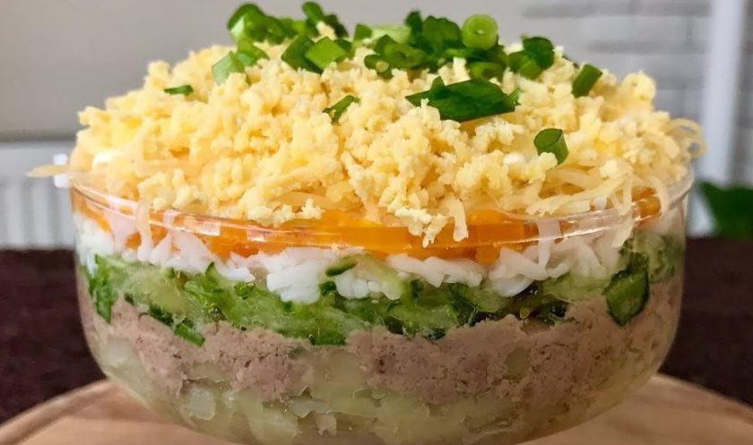 1. Этап. Нежнейший салат из печени трески: 5. Украсьте салат измельченным зеленым луком и отправьте в холодильник на 1 час. Приятного аппетита!