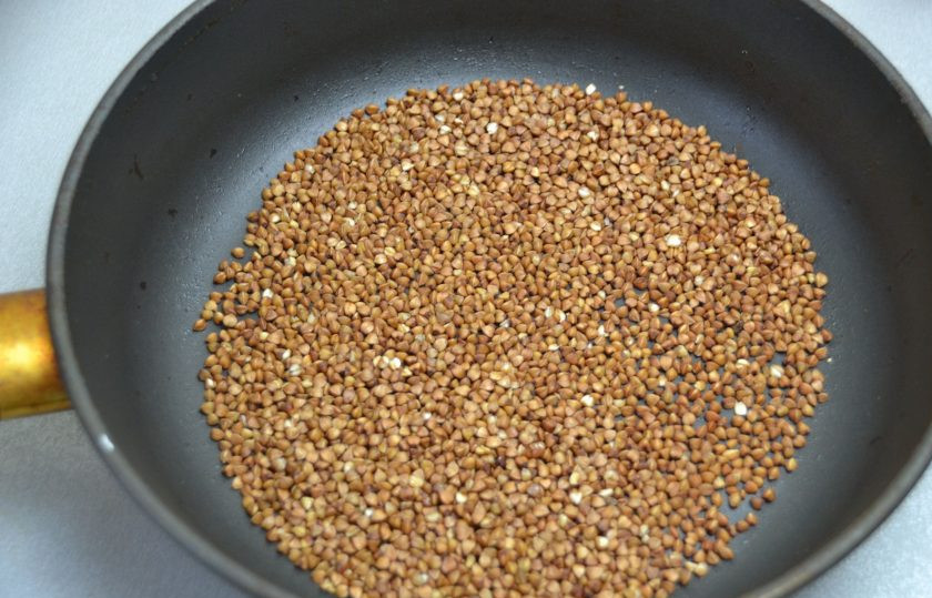 1. Этап. Овощной суп с гречкой: Чтобы у супа получился более яркий вкус, прокалите гречку на сухой сковороде.