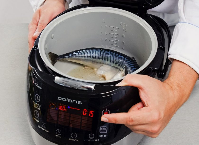 1. Этап. Скумбрия под чесночным соусом: 3. Достаньте чеснок из чаши, выложите рыбку и обжаривайте её в течение 5 минут с каждой стороны. Тем временем чеснок раздавите вилкой, смешайте его со сливками и укропом.