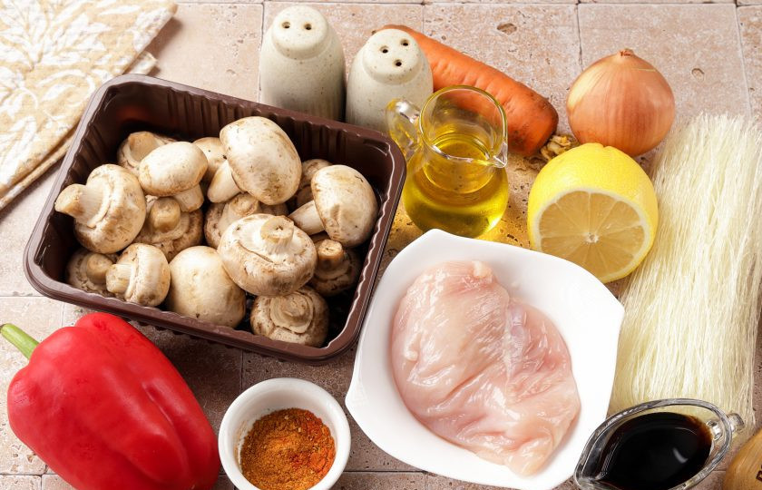 1. Этап. Фунчоза с курицей и шампиньонами: Подготовьте все ингредиенты.
