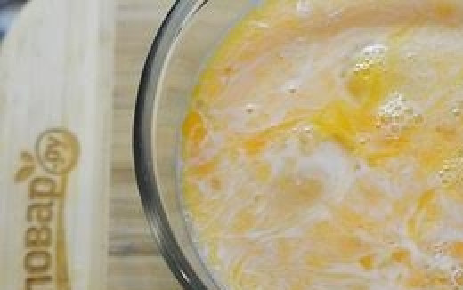 1. Этап. Тесто для блинов: 3. Добавьте к молоку. Перемешайте.