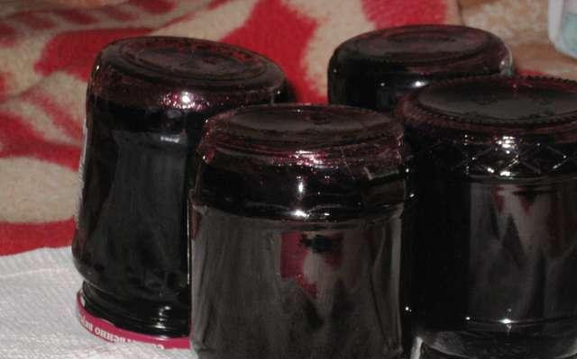 1. Этап. Черничный джем: Параллельно этому в кастрюльке делаем сироп из воды с сахаром. Когда сахар полностью растворится в кипящей воде, в этот сироп опускаем полученное нами черничное пюре. Доводим до кипения и кипятим на среднем огне еще 10-15 минут. Не давая джему остыть, то есть горячим, разливаем по банкам. Банки оставляем на сутки завернутыми в какое-нибудь одеяло и перевернутыми.