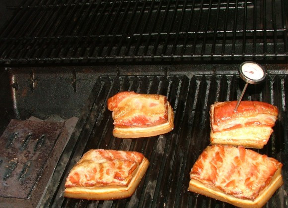 1. Этап. Копченый бекон: Если опилки сгорят - подкладывайте. В самый толстый кусок воткните термометр.