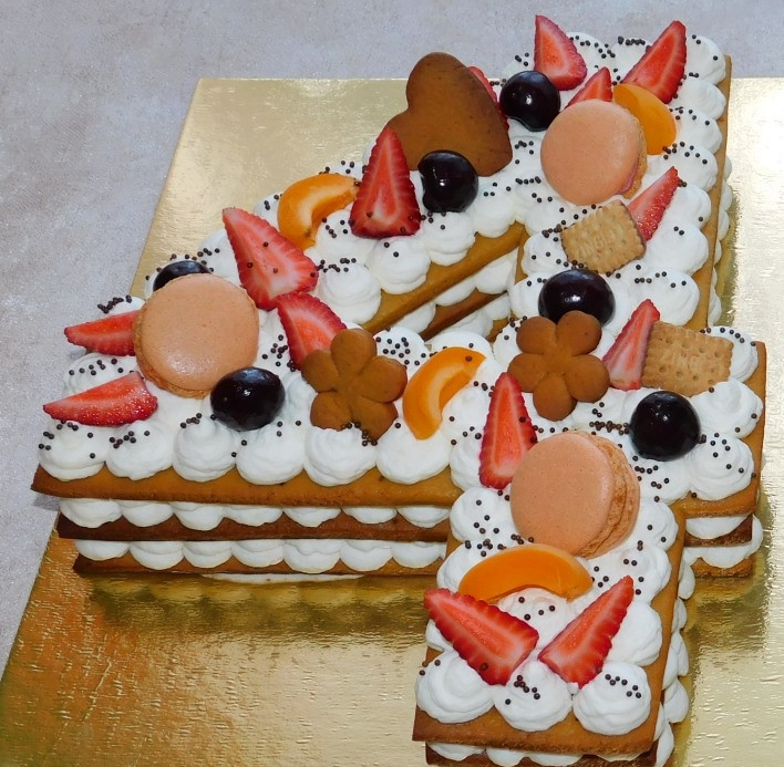 1. Этап. Медовый открытый торт Цифра: Готовый торт украсьте по своему вкусу.