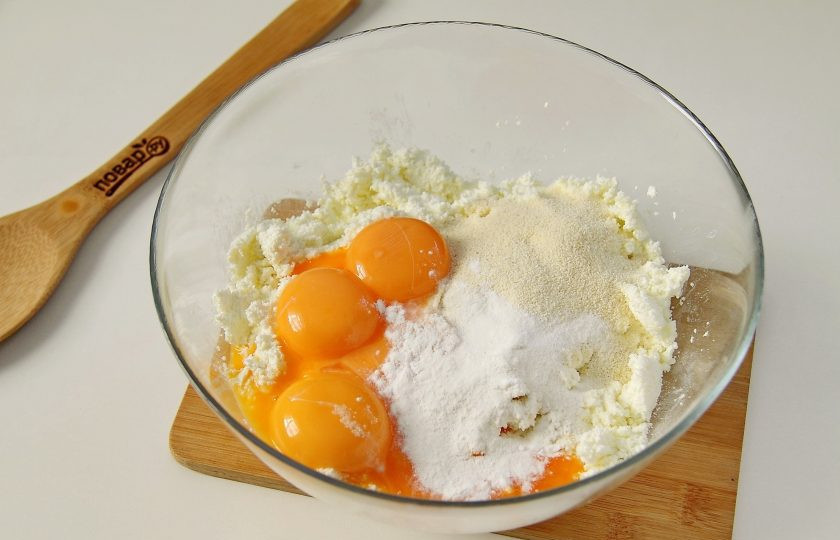 1. Этап. Запеканка из творога с манкой в мультиварке: Добавьте манку, разрыхлитель, ванилин и желтки.