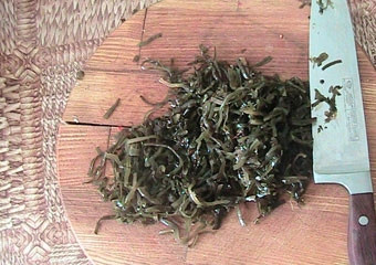 1. Этап. Салат с морской капустой и кукурузой: Длинные ленточки морской капусты надо нарезать на кусочки.