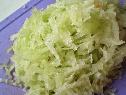 1. Этап. Салат с зеленой редькой: 4. Зеленую редьку очищаю и мою, затем измельчаю на крупной терке.