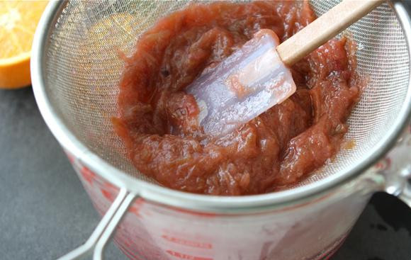 1. Этап. Коктейль Маргарита с ревенем: 2. Снять кастрюлю с огня и остудить. Процедить смесь через мелкое сито, протирая ревень резиновым шпателем и освобождая жидкость.