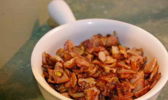 1. Этап. Цеппелины: Обжарьте бекон и лук кусочками на сковороде до золотистого цвета.