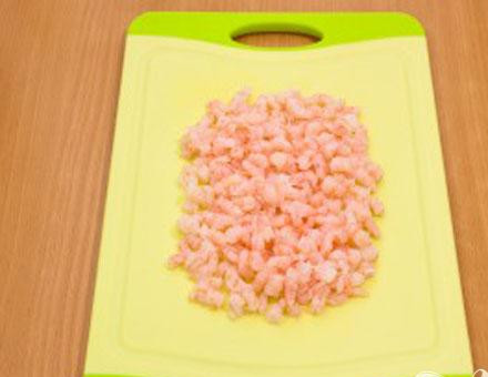 1. Этап. Закуска Морская раковина: 4. Мелко нарезаем отваренные креветки.