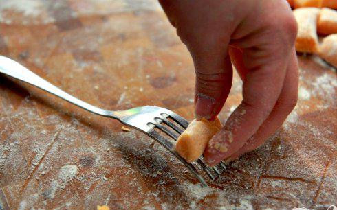 1. Этап. Ньокки из сладкого картофеля с сырным соусом: 5. Раскатать каждый кусочек вдоль зубьев вилки. Выложить на противень.