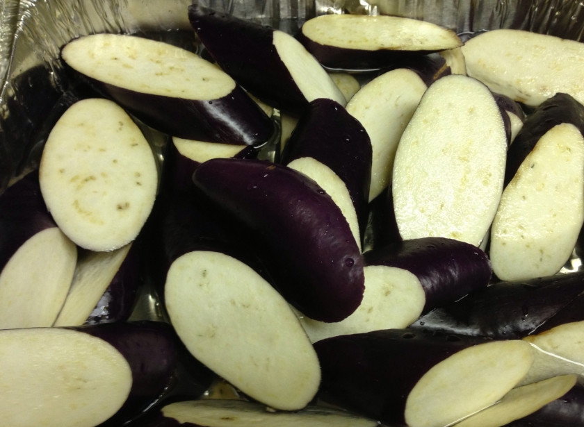 1. Этап. Баклажаны по-шанхайски: Чистим и режем баклажаны достаточно толстыми кольцами. Посыпаем солью и отставляем минут на 10-15.