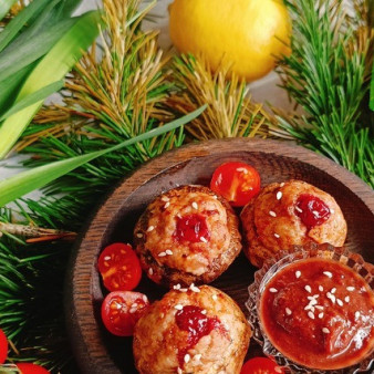 Шампиньоны с купатами и клюквой