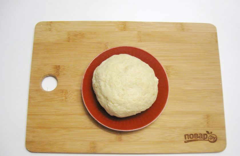 1. Этап. Яблочный пирог Джейми Оливера: Налейте ледяную воду в миску и замесите мягкое тесто. Отправьте его в холод на час.