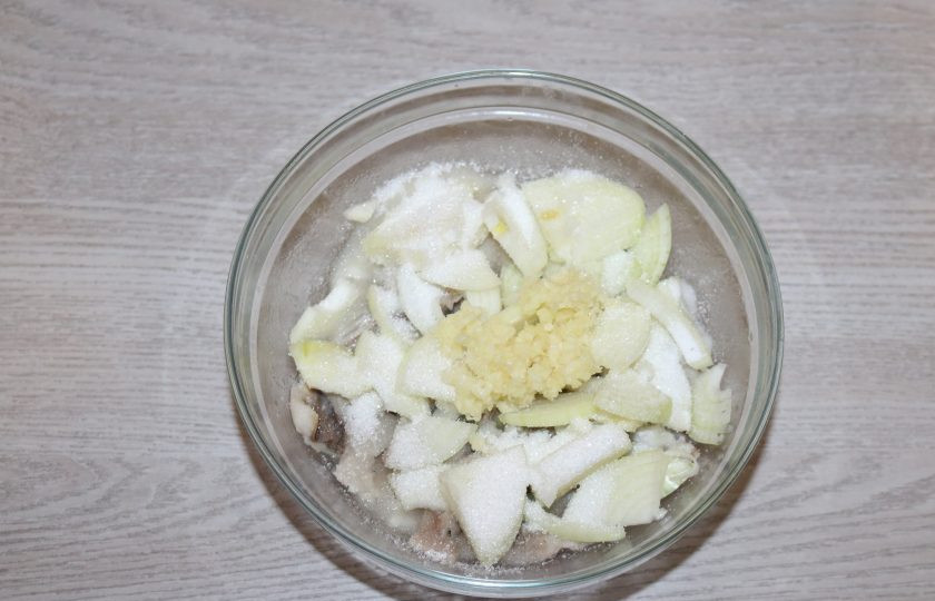 1. Этап. Хе из сельди по-корейски: Затем соль, сахар и чеснок.