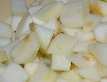 1. Этап. Варенье из киви и яблок: Яблоки моем и очищаем от кожуры, затем режем небольшими дольками.